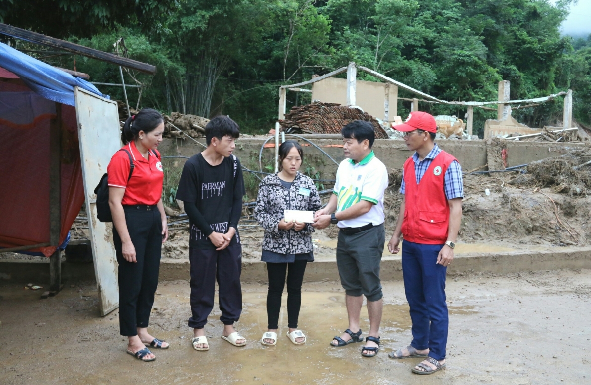 PVFCCo kịp thời hỗ trợ đồng bào vùng lũ Kỳ Sơn, Nghệ An PVFCCo kịp thời hỗ trợ đồng bào vùng lũ Kỳ Sơn, Nghệ An