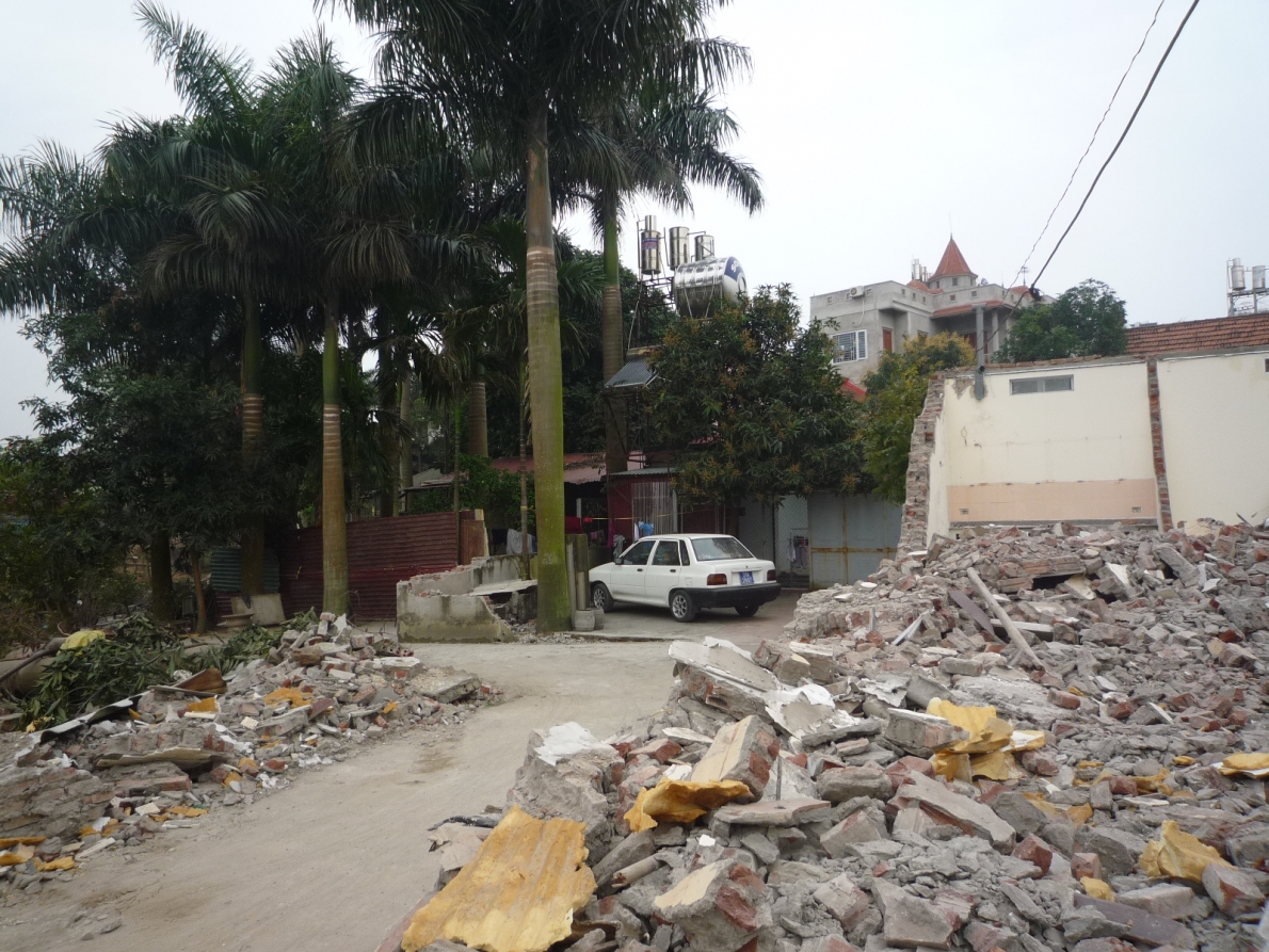 Vụ cưỡng chế nhà cửa hơn 20 hộ dân tại phường Phú Thượng, quận Tây Hồ: Đùn đẩy trách nhiệm, dân lãnh đủ?