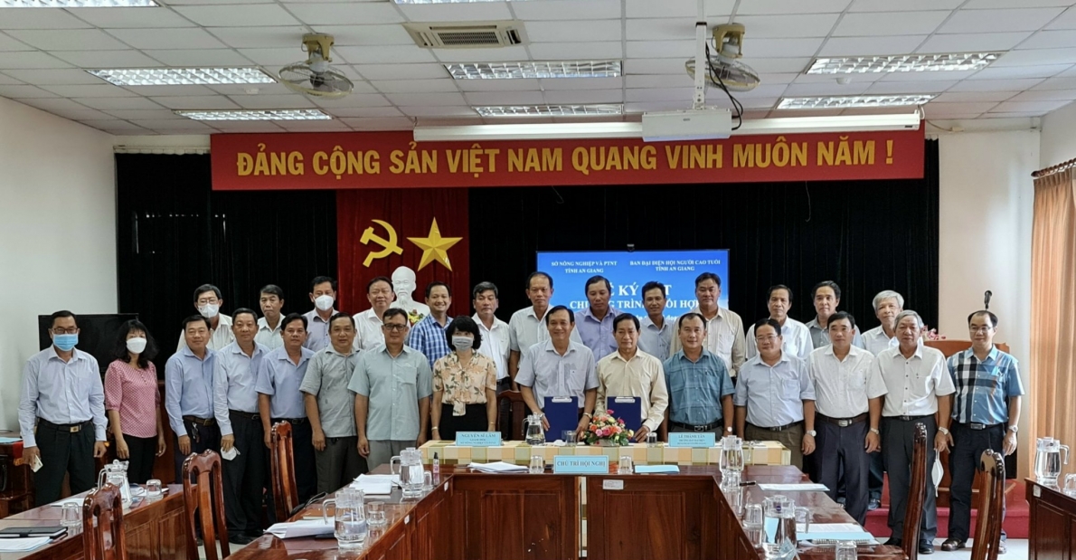 Ban đại diện NCT An Giang và Sở Nông nghiệp ký kết phối hợp phòng chống thiên tai