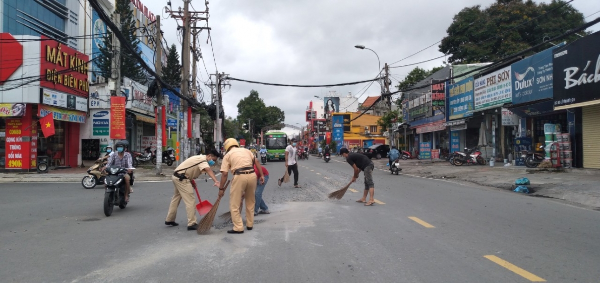Ấn tượng hình ảnh CSGT Thành phố Thủ Đức cùng người dân hốt dọn đá dăm rơi vãi trên đường