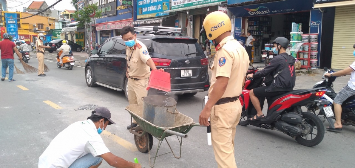 Ấn tượng hình ảnh CSGT Thành phố Thủ Đức cùng người dân hốt dọn đá dăm rơi vãi trên đường