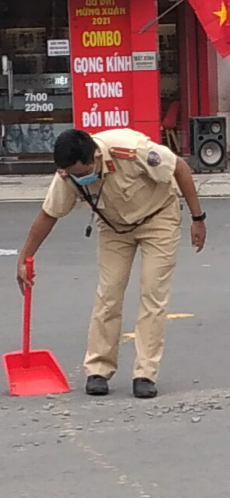 Ấn tượng hình ảnh CSGT Thành phố Thủ Đức cùng người dân hốt dọn đá dăm rơi vãi trên đường