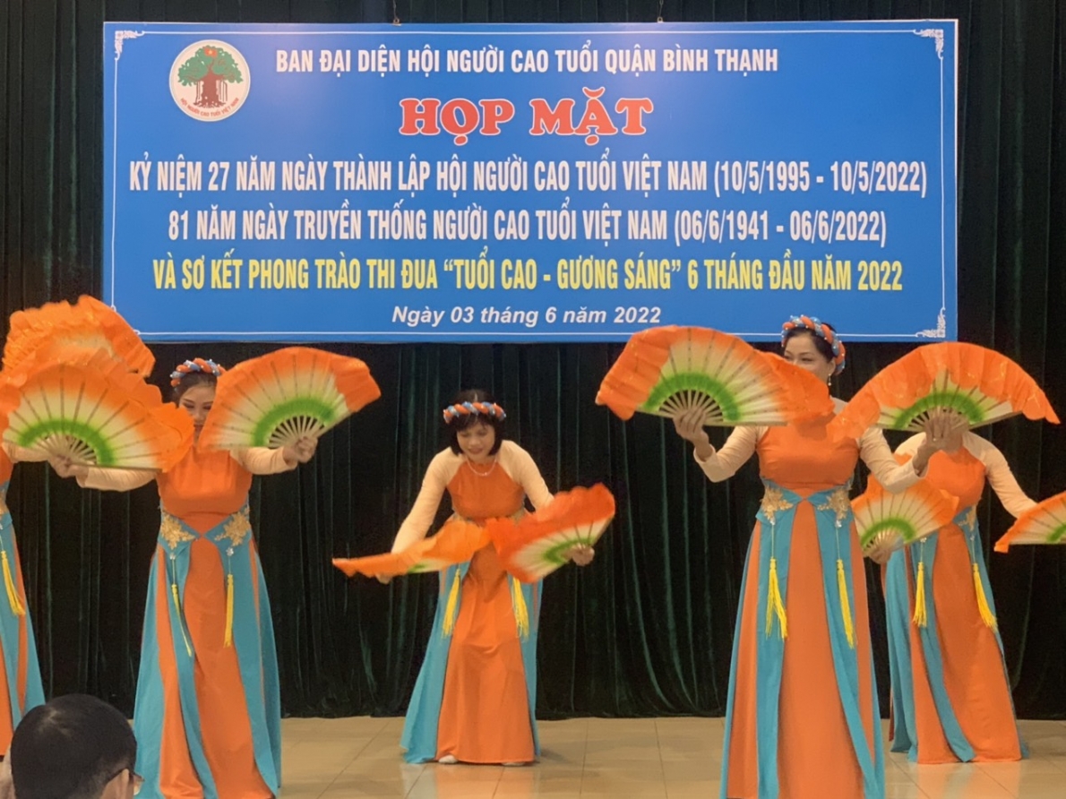 Trao Kỷ niệm chương “Vì sự nghiệp Chăm sóc và Phát huy vai trò NCT Việt Nam” cho Bí thư Quận ủy Bình Thạnh và 8 cá nhân