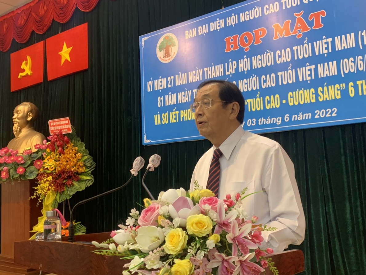 Trao Kỷ niệm chương “Vì sự nghiệp Chăm sóc và Phát huy vai trò NCT Việt Nam” cho Bí thư Quận ủy Bình Thạnh và 8 cá nhân