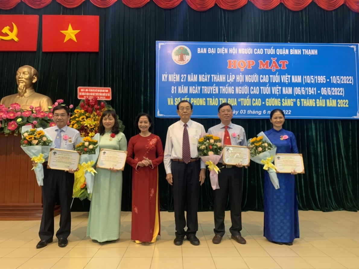 Trao Kỷ niệm chương “Vì sự nghiệp Chăm sóc và Phát huy vai trò NCT Việt Nam” cho Bí thư Quận ủy Bình Thạnh và 8 cá nhân