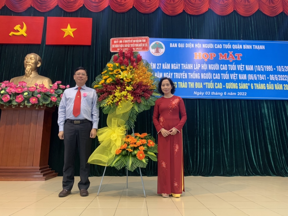 Trao Kỷ niệm chương “Vì sự nghiệp Chăm sóc và Phát huy vai trò NCT Việt Nam” cho Bí thư Quận ủy Bình Thạnh và 8 cá nhân