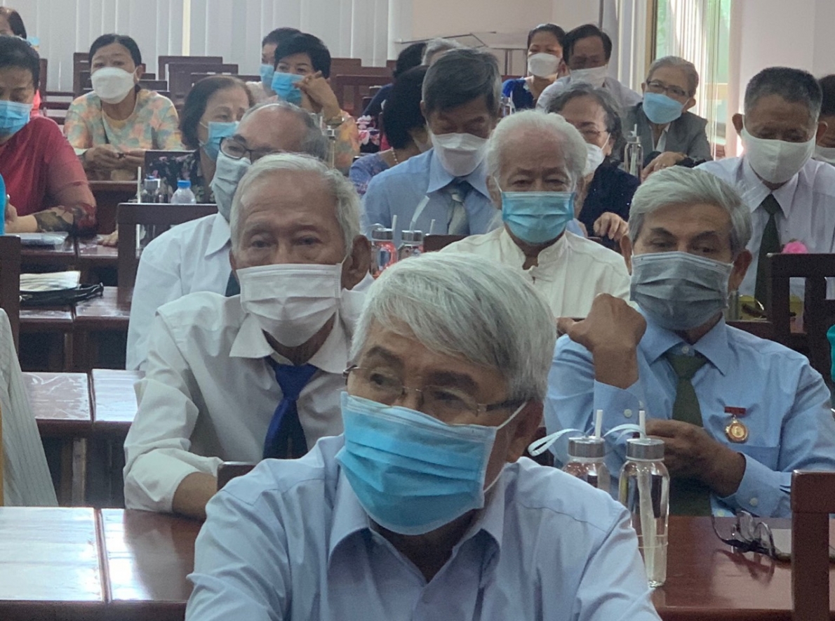 Trao Kỷ niệm chương “Vì sự nghiệp Chăm sóc và Phát huy vai trò NCT Việt Nam” cho Bí thư Quận ủy Bình Thạnh và 8 cá nhân