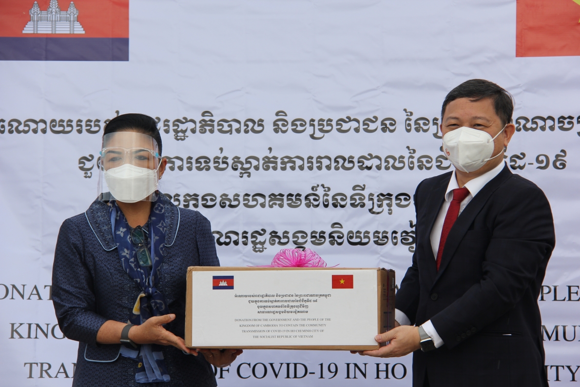 Campuchia trao tặng TP. Hồ Chí Minh thiết bị vật tư y tế phòng, chống dịch COVID -19 Campuchia trao tặng TP. Hồ Chí Minh thiết bị vật tư y tế phòng, chống dịch COVID -19