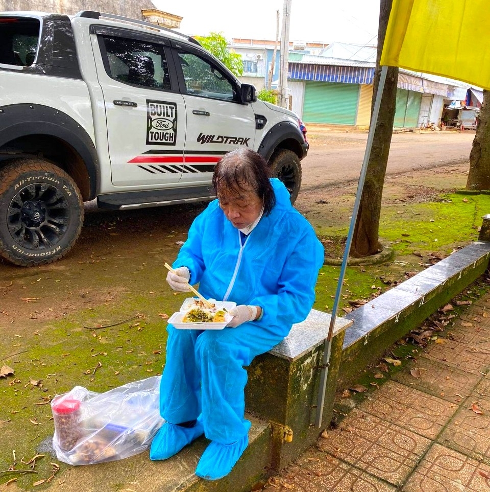Không ngại hiểm nguy, bà lão 72 tuổi hào hứng xung trận chống dịch Không ngại hiểm nguy, bà lão 72 tuổi hào hứng xung trận chống dịch
