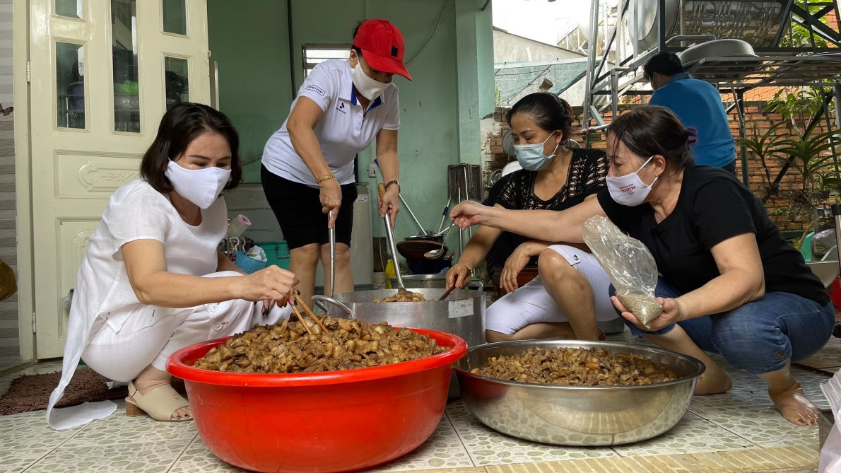 Hàng chục nghìn người về quê được “tiếp sức” khi đi ngang tỉnh Bình Phước