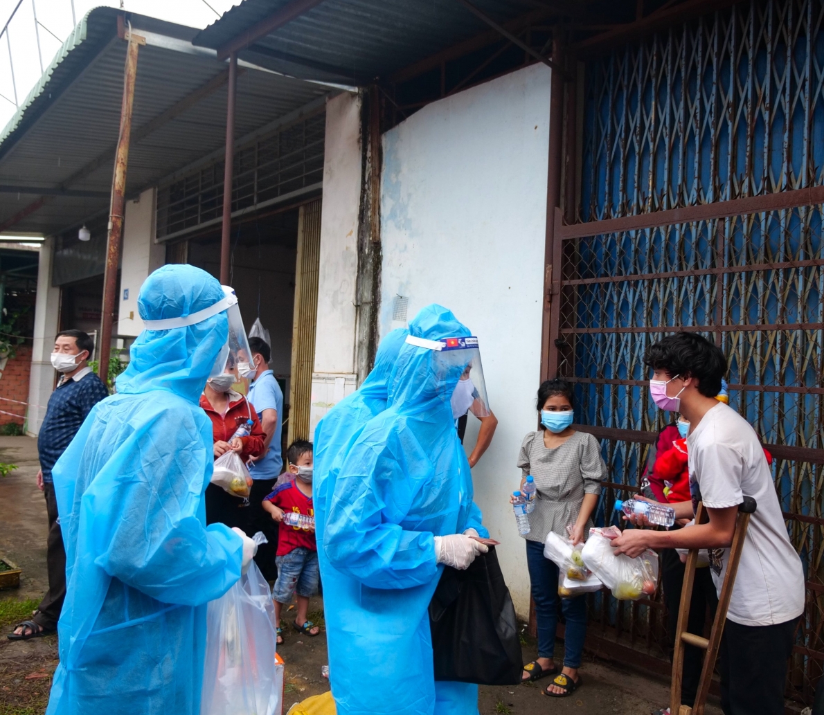 Hàng chục nghìn người về quê được “tiếp sức” khi đi ngang tỉnh Bình Phước