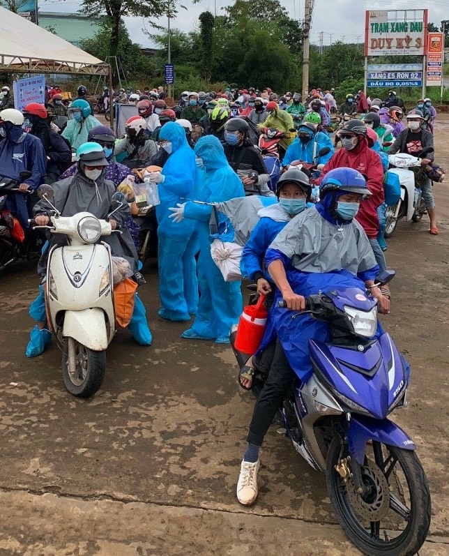Hàng chục nghìn người về quê được “tiếp sức” khi đi ngang tỉnh Bình Phước