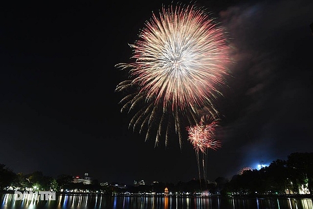 Mãn nhãn với màn pháo hoa mừng năm mới 2021