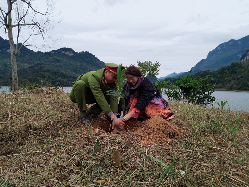 Top 10 Hoa khôi Du lịch Việt Nam ‘phủ xanh’ đất trồng hồ sinh thái Na Hang - Lâm Bình