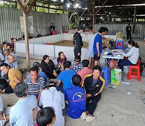 Hơn 100 cảnh sát ập vào sới bạc 'khủng', bắt quả tang 153 người đang sát phạt