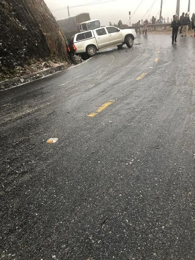 Sa Pa: Tuyết phủ trắng xóa trời, nhiều ô tô gặp nạn