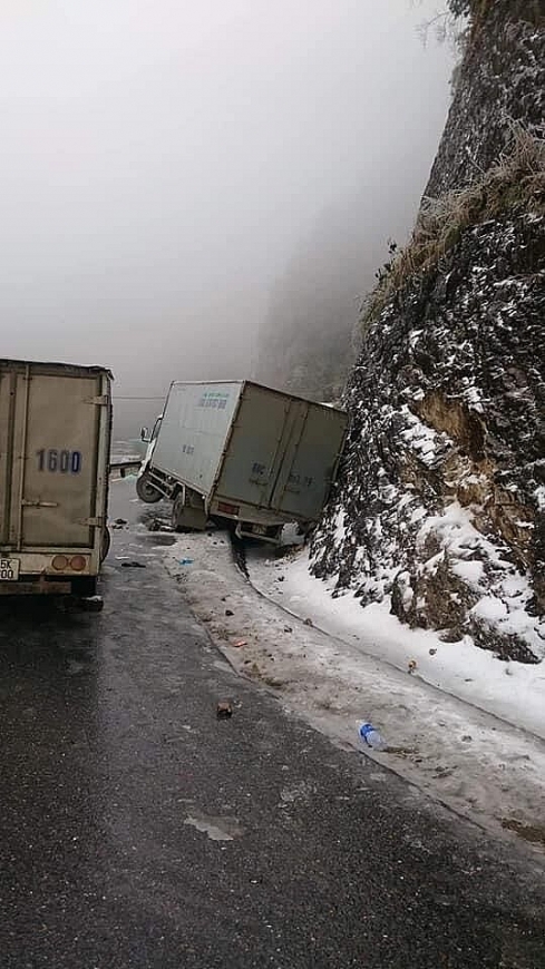 Sa Pa: Tuyết phủ trắng xóa trời, nhiều ô tô gặp nạn