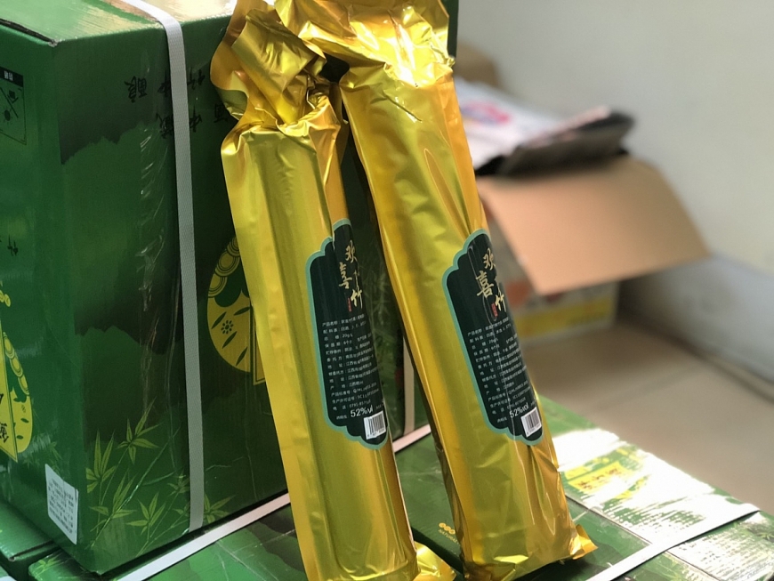 Cận Tết, bắt giữ hơn 8.000 lít rượu không rõ xuất xứ đang trên đường đi tiêu thụ