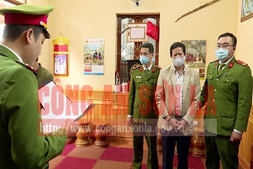 Cơ quan điều tra đọc lệnh bắt tạm giam với ông Sa Văn Khuyên - nguyên Phó Giám đốc Sở Y tế tỉnh Sơn La. Ảnh: CAT Sơn La.