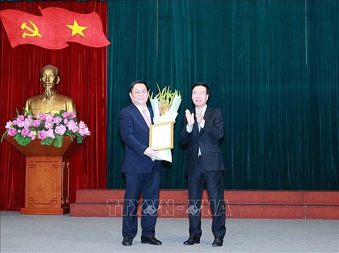 Đồng chí Võ Văn Thưởng, Uỷ viên Bộ Chính trị, Thường trực Ban Bí thư trao quyết định của Bộ Chính trị cho đồng chí Nguyễn Trọng Nghĩa. Ảnh: Phương Hoa/TTXVN