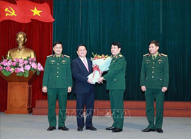 Đại tướng Lương Cường, Uỷ viên Bộ Chính trị, Chủ nhiệm Tổng Cục Chính trị Quân đội nhân dân Việt Nam tặng hoa chúc mừng Thượng tướng Nguyễn Trọng Nghĩa, Bí thư Trung ương Đảng, Trưởng Ban Tuyên giáo Trung ương. Ảnh: Phương Hoa/TTXVN