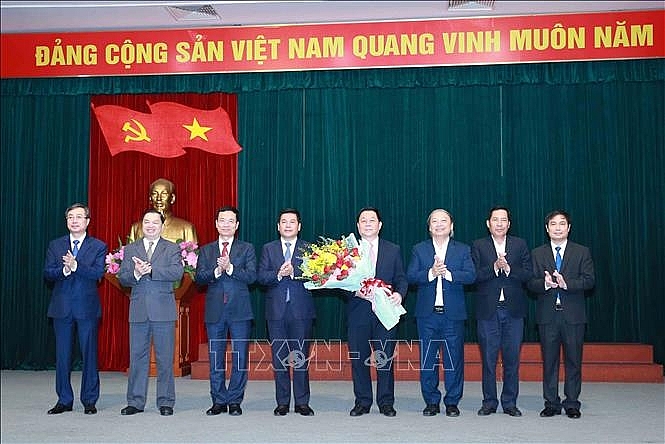 Các đồng chí lãnh đạo Ban Tuyên giáo Trung ương tặng hoa chúc mừng đồng chí Nguyễn Trọng Nghĩa, Bí thư Trung ương Đảng, Trưởng Ban Tuyên giáo Trung ương. Ảnh: Phương Hoa/TTXVN
