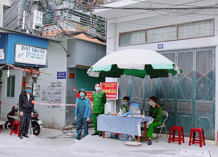 Chốt kiểm soát khu vực ngõ 69A Miếu Hai Xã, nơi một người mắc COVID-19 từng đến trong lịch trình di chuyển. Ả