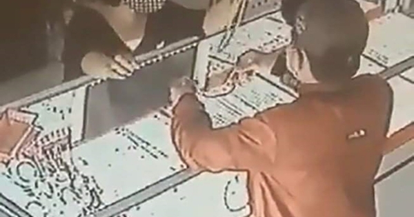 Bắt "nóng" tên cướp tiệm vàng ở Hà Nội