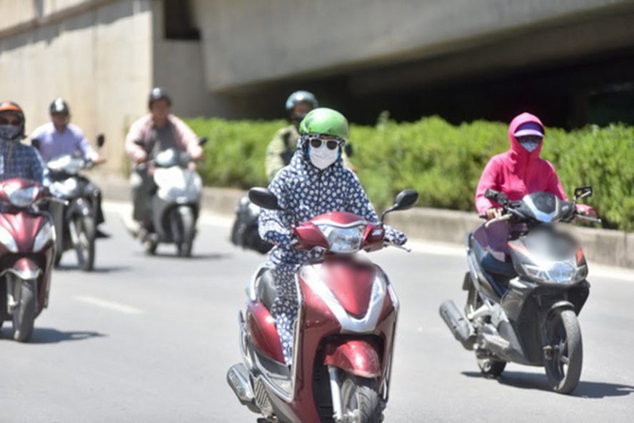 Nắng nóng gay gắt khắp Bắc và Trung Trung Bộ, phòng nguy cơ sốc nhiệt