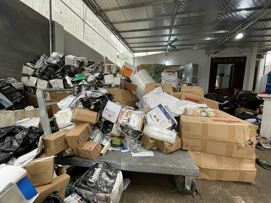 Kho hàng với đủ các sản phẩm từ dân dụng, gia dụng, tiêu dùng chủ yếu là hàng giả mạo nhãn hiệu và hàng nhập lậu.