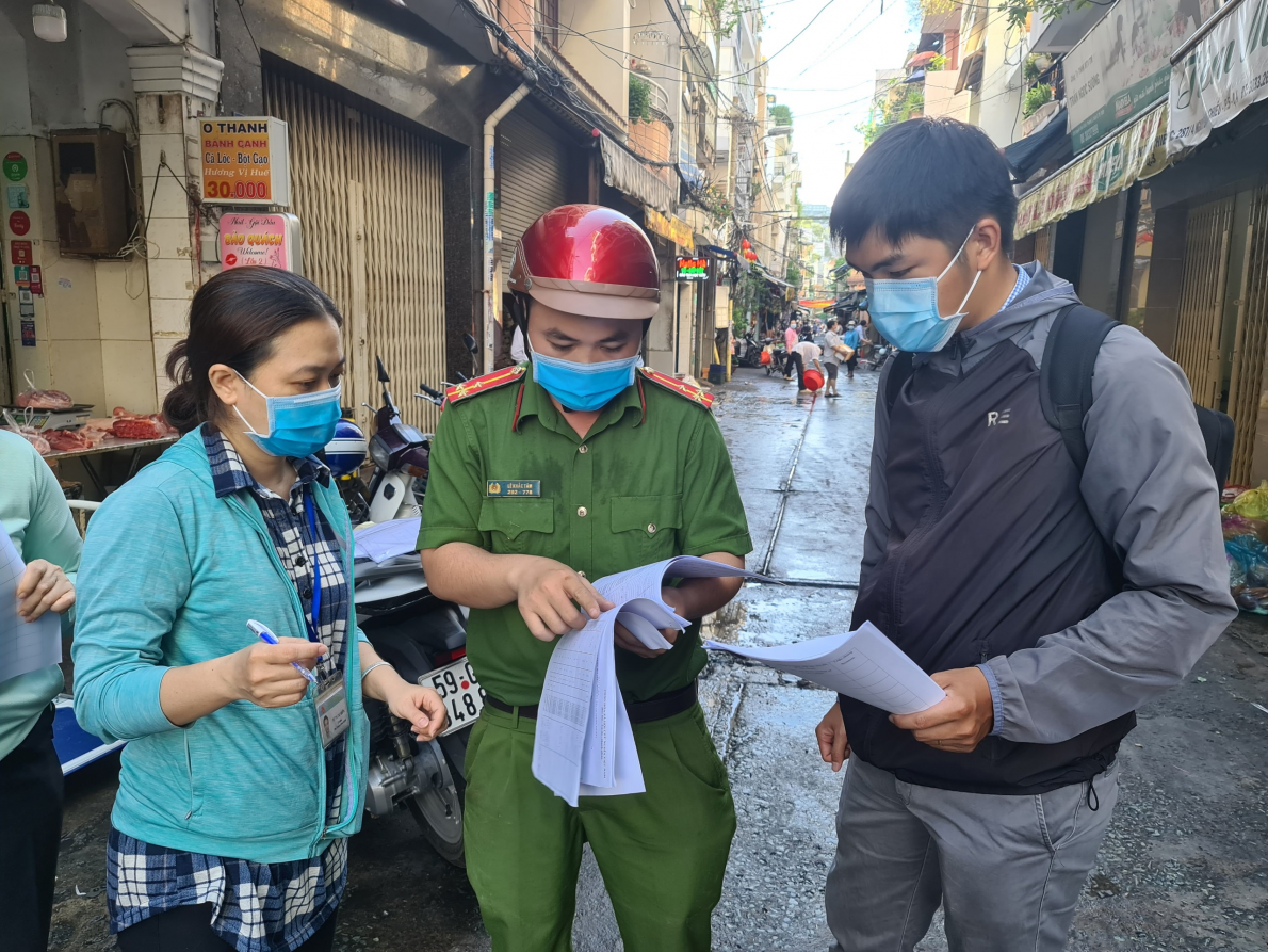 Điều tra truy vết tại con hẻm mà gia đình bệnh nhân sinh sống tại quận 3 (Đình Lễ - HCDC)