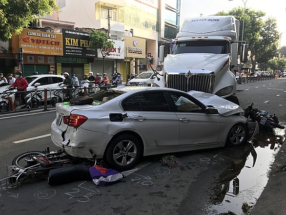 xe container tong bien dang o to bmw o tp hcm nhieu nguoi thoat chet