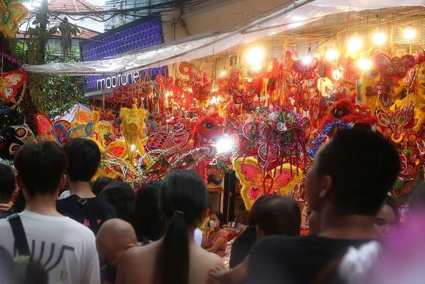 Phố cổ Hà Nội rực rỡ sắc màu dịp Tết Trung thu