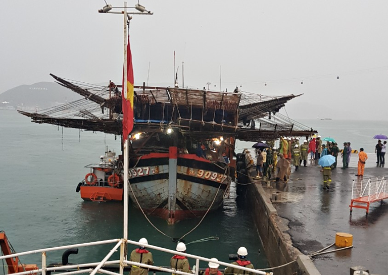 Vượt sóng xuyên đêm cứu sống 39 thuyền viên tàu cá gặp nạn ở Quảng Nam