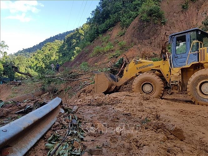 Lực lượng chức năng mở đường vào địa điểm sạt lở xã Trà Vân, huyện Nam Trà My (Quảng Nam),. Ảnh: TTXVN