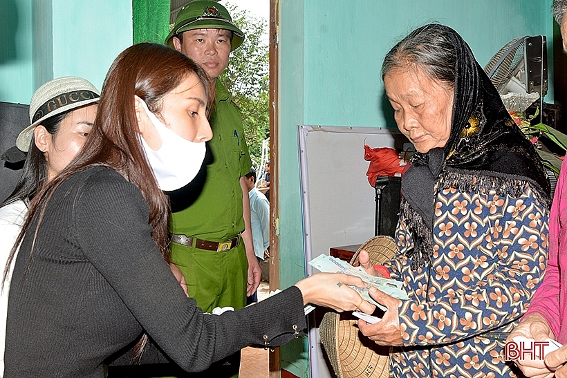 Thủy Tiên - Công Vinh hỗ trợ tiền, quà tặng cho hàng nghìn hộ dân vùng lũ Hà Tĩnh, Quảng Bình