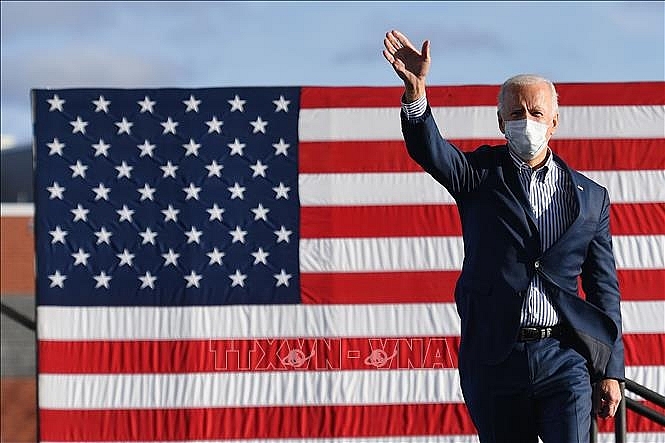 Cựu Phó Tổng thống Joe Biden vẫy chào những người ủng hộ trong cuộc vận động tranh cử tại bang Pennsylvania ngày 24/10/2020. Ảnh: AFP/TTXVN