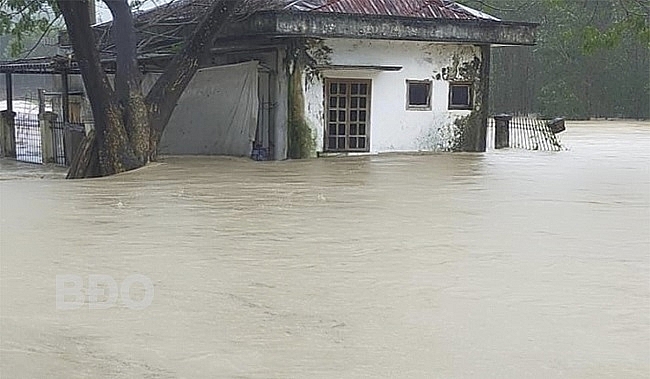 Nhà máy cấp nước sinh hoạt tại thị trấn Vân Canh ngập sâu trong lũ