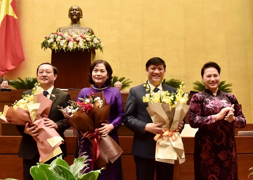 Chủ tịch Quốc hội Nguyễn Thị Kim Ngân chúc mừng các tân Bộ trưởng Bộ Khoa học và Công nghệ, Bộ trưởng Bộ Y tế, Thống đốc Ngân hàng Nhà nước Việt Nam. Ảnh: VGP/Nhật Bắc