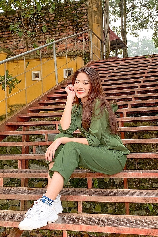 Ở những bức ảnh đời thường, tân Hoa hậu Việt Nam 2020 sở hữu vẻ đẹp nhẹ nhàng. Cô ăn vận gọn gàng, giản dị và trẻ trung.