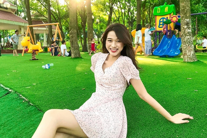 Người đẹp cũng chọn lối make-up nhẹ nhàng, phù hợp với độ tuổi 19 của mình