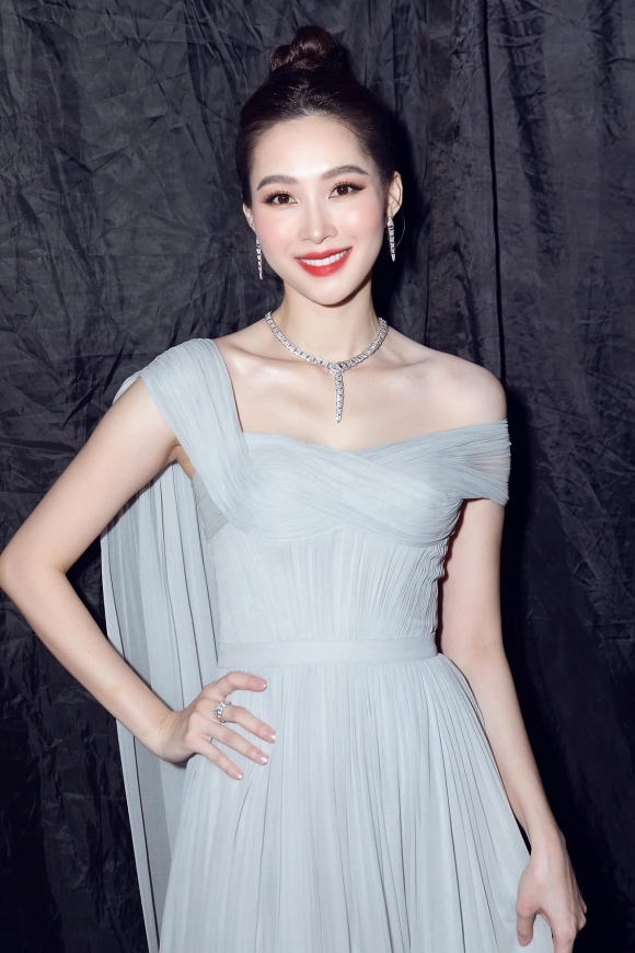 Trong loạt ảnh được chia sẻ trên trang cá nhân, người đẹp diện đầm xanh hở vai gợi cảm, mái tóc được búi cao cùng phong cách trang điểm tông hồng tươi tắn. 