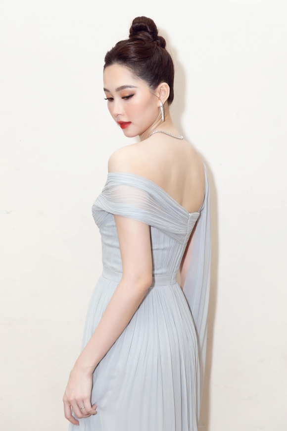 Dù đã là mẹ hai con, song người đẹp vẫn giữ được sắc vóc gọn gàng, tươi tắn mỗi khi xuất hiện trước công chúng.