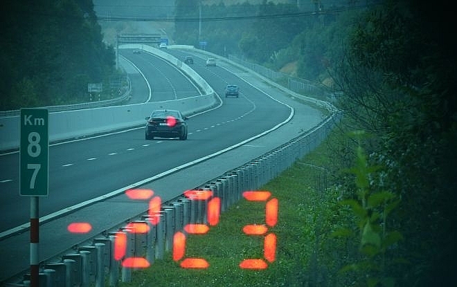 Xử lý tài xế BMW chạy 200 km/h vì vội đi đám cưới