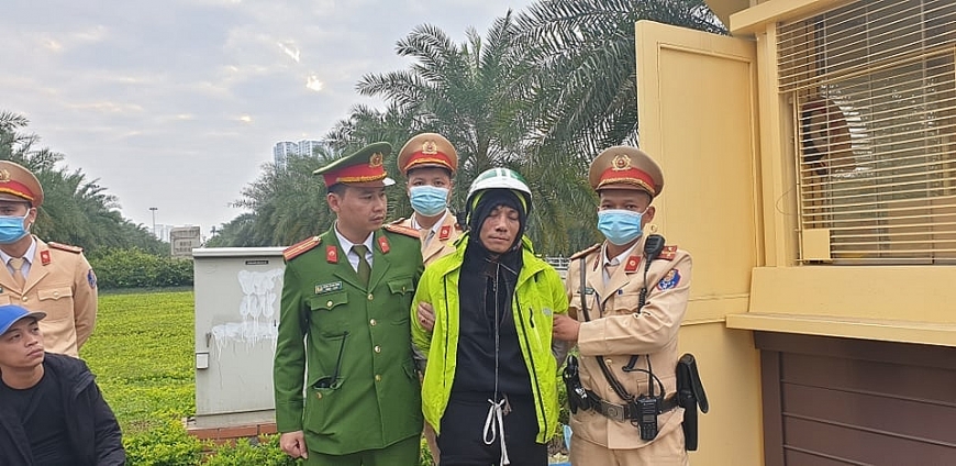 Hà Nội: Cảnh sát giao thông khống chế tên cướp mang hung khí