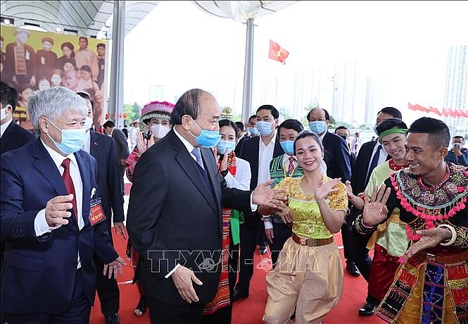 Thủ tướng Nguyễn Xuân Phúc với đồng bào dân tộc thiểu số. Ảnh: Thống Nhất/TTXVN
