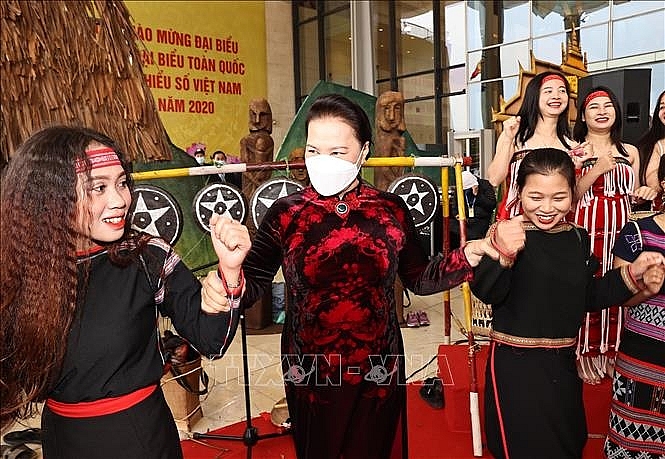 Chủ tịch Quốc hội Nguyễn Thị Kim Ngân giao lưu cùng các nghệ sĩ. Ảnh: TTXVN