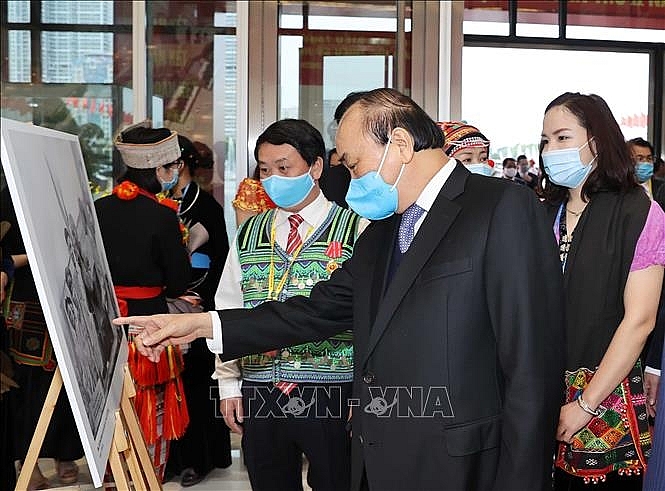 Thủ tướng Nguyễn Xuân Phúc tham quan trưng bày ảnh. Ảnh: Văn Điệp/TTXVN