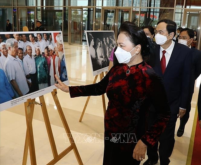Chủ tịch Quốc hội Nguyễn Thị Kim Ngân tham quan trưng bày ảnh. Ảnh: TTXVN