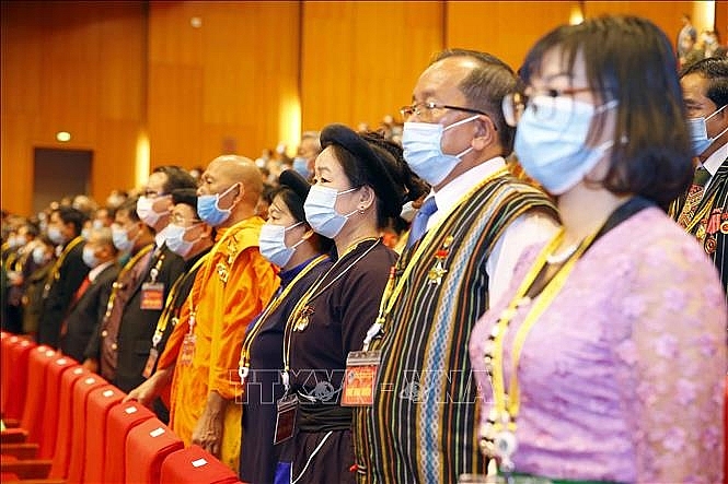 Các đại biểu thực hiện nghi thức chào cờ. Ảnh: Doãn Tấn/TTXVN